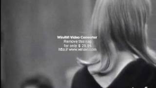 Françoise Hardy lance une nouvelle mode : le pull col V porté à l'envers.