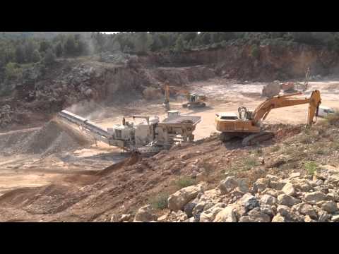 LIEBHERR 954 EXCAVATOR LOADING METSO LOKOTRACK LT 1415 CRUSHER CAN PIPA N 1