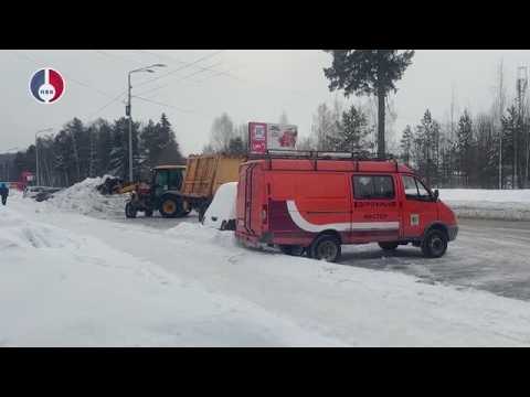 Специалисты Дорожно-коммунальной службы очищали парковочные карманы на улице Юбилейная