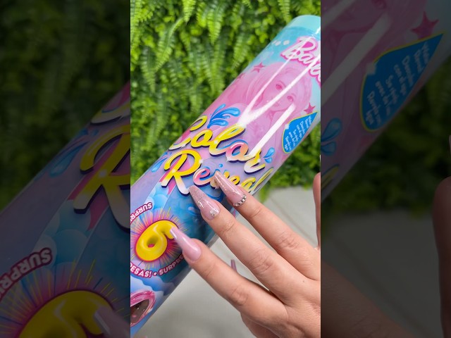 Vídeo relacionado con Barbie Muñeca sirena Malibú que cambia de color con el agua con accesorios de moda y delfín, serie Un toque de magia, juguete +3 años (Mattel HRP97)