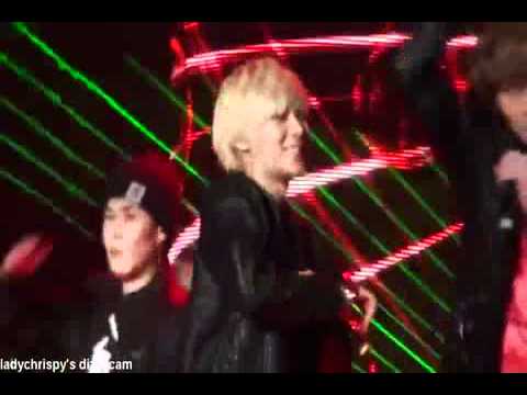 Minho always stares at Taemin's choreography mistakes hahaha.mp4