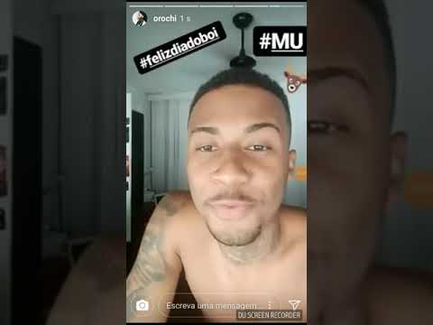 Mc Orochi chamando o Mc Pelé de corno