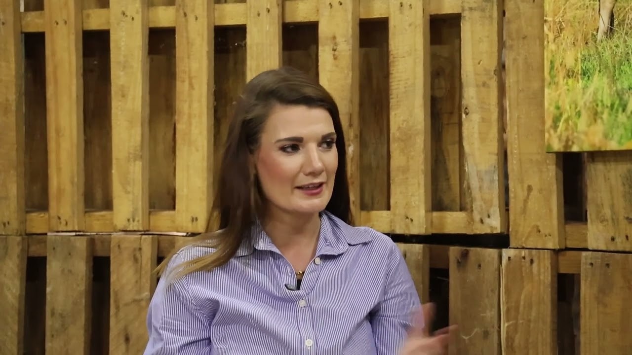 Stompie en Elrize gesels oor die aanbieding op die veiling en die storie van elke dier.