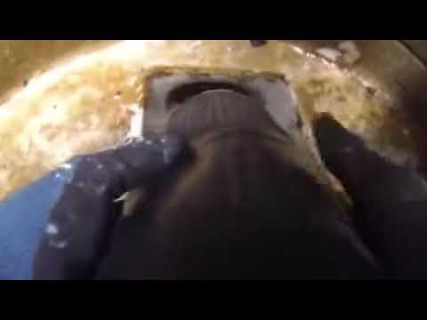 Einbau Montage der Stop Silent Light Rückstau Sicherung im Abwasser-Schacht