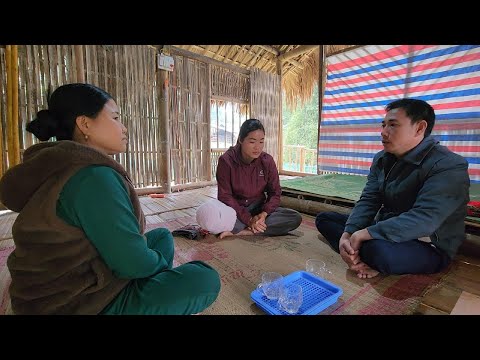 Hoi was very surprised to meet Hong's mother. The two of them talked a lot.