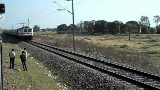 preview picture of video 'INDIAN RAILWAYS: Taj Express led by WAP7 20254 before Jhansi.MP4'