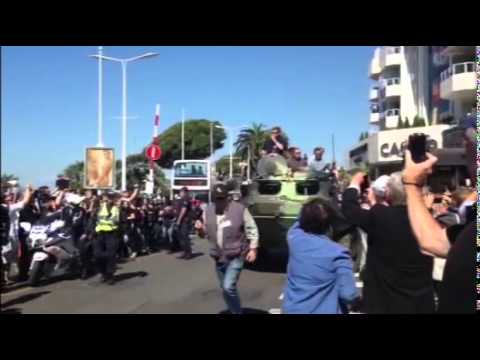 Expendables 3 stars storm Cannes with tanks
