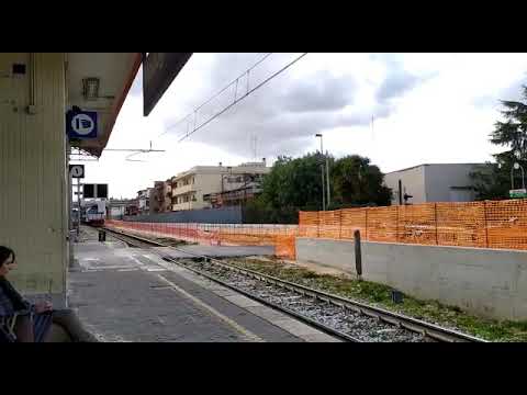 E652.107 XMPR in testa ad un mini MRV Bellavista - Bari Lamasinata in transito a Modugno Città