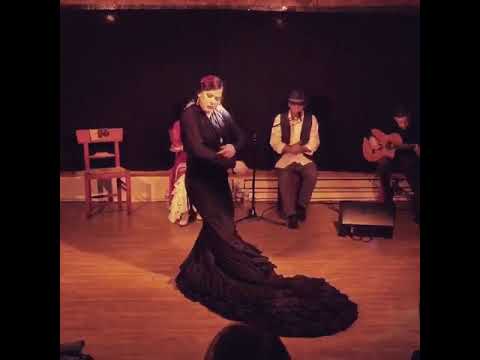 Carola Zertuche por solea con bata de cola y castanuelas