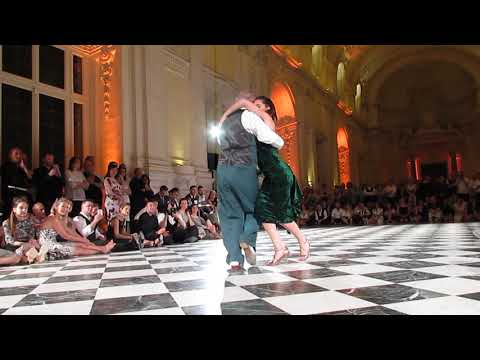  Horacio Godoy  and  Cecilia Berra  are  dancing  to  the  milonga  "  Que Tiempo Aquel  "  by  Francisco Lomuto  at  Torino Tango Festival  in  2019