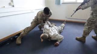 美軍憲兵進行房間清掃訓練