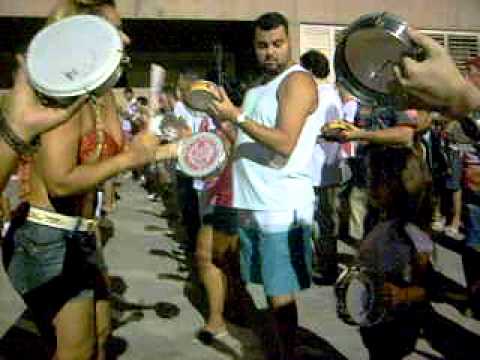 Bateria Furiosa 2011 Duda e Viviane Araújo Esquentando os Tamborins