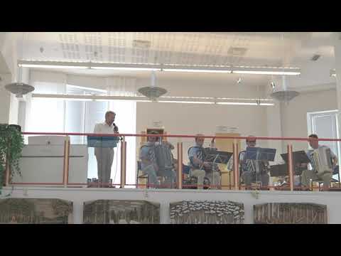 Konsertti Harmonikalla kesäillassa Perhon kirjastossa Teijo Rekonen yhyteineen