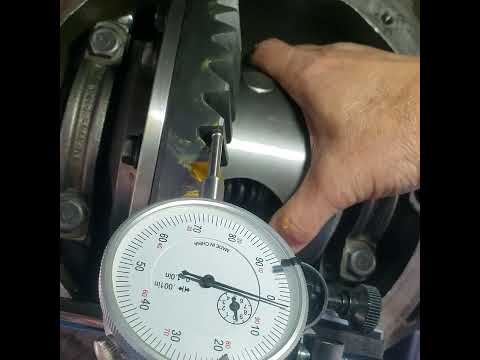 Checking the backlash on my new 3.73 gears for the GM 10 bolt 8.2 inch differential.
