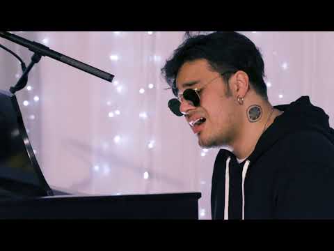 Jona Camacho... In the Lobby: “Está Bn”