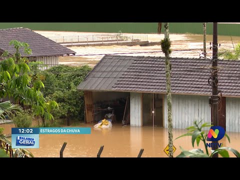 Chuva alaga ruas em Luiz Alves e Ilhota, e moradores precisam de resgate