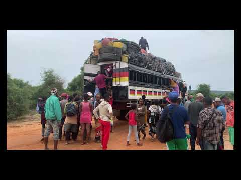 MADAGASCAR la RN10 Toliara - Fort Dauphin avec Taxi-Brousse BELIA