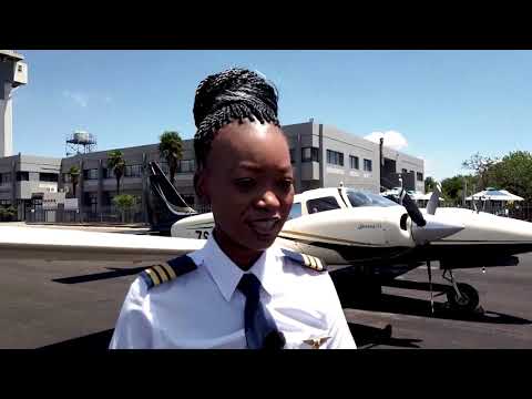 南非黑人飛行員激勵女性向天空飛去 (South African Black pilot inspires women to reach for the sky)