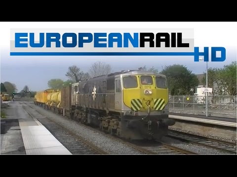 Iarnród Éireann Irish Rail 071 loco 079 + weeed spray passes & 22000 DMU 22016 arrives at Kildare