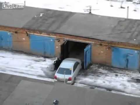Kobieta , samochód i garaż 