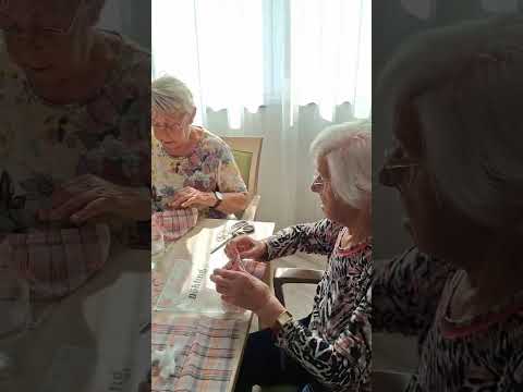 Senioren beim gemeinsamen Spiel in der Tagespflege Leipzig-Stötteritz – Aktivierende Beschäftigungsangebote des M&M Pflegedienstes für mehr Lebensfreude