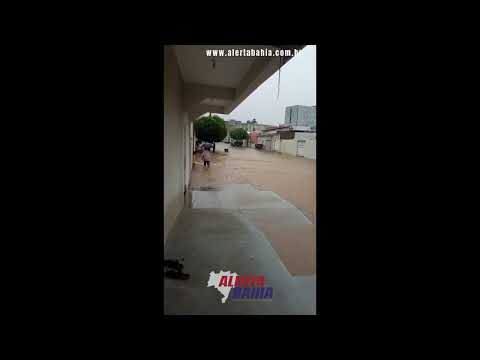 Forte chuva com amplo volume em pouco tempo  provoca alagamentos na cidade de Iuiu