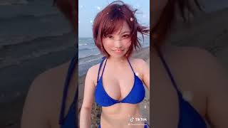 青い水着の巨乳可愛いちゃんが笑顔でぷるぷる