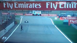 Formel 1 2015 China Flitzer rennt über der Strecke