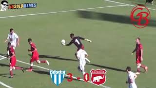 Perro evita un gol en partido de fútbol