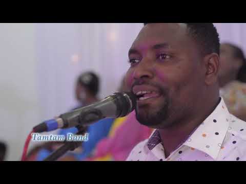 NAOMBA KWAKO BIBIE TAMTAM BAND WAKITUMBUIZA KWENYE HARUSI LIVE RAHA TUPU