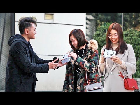 你能幫我女朋友挑一個口紅嗎？最後女生們都收獲了一個驚喜！