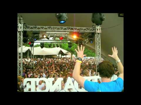 Hardwell playing his remix for Bob Sinclar - Peace Song