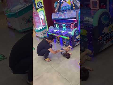 大家快来看，这个男人竟然在跟女孩子讲道理，你倒是直接动手啊，急死我了😂😂😂#爸爸带娃