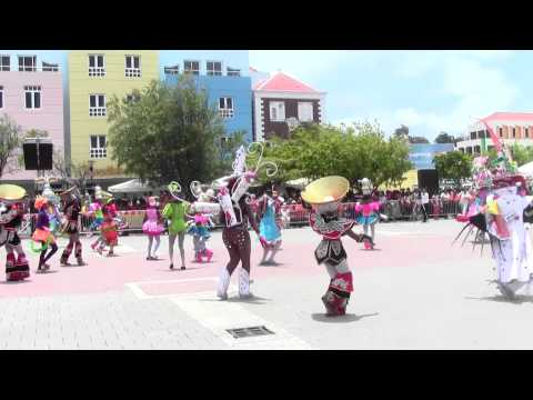 Ambiente Karnavalesko durante selebrashon koronashon Rei Willem