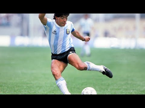 Maradona marcando golaço na várzea