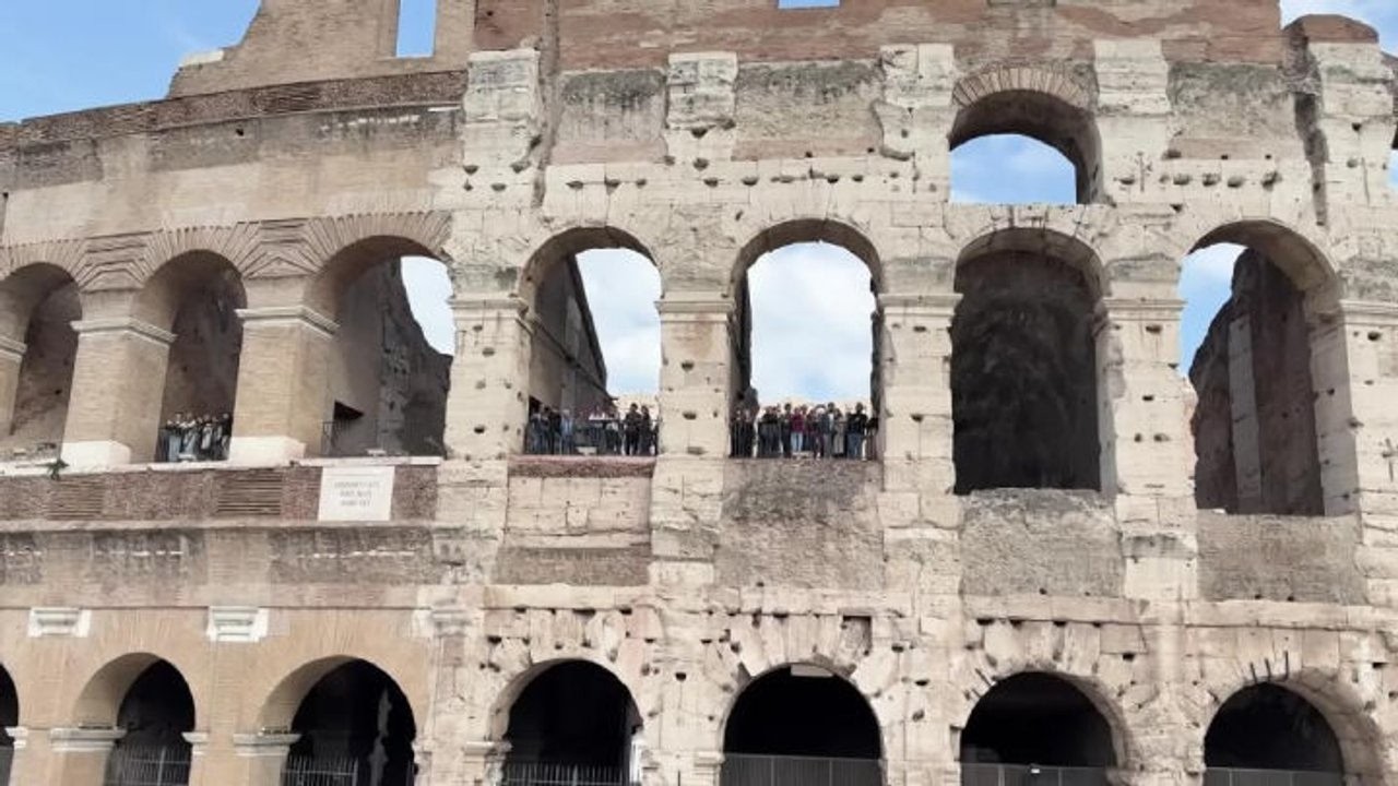Il corteo degli studenti passa vicino al Colosseo, i turisti li filmano
