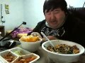 Кореец ест и смеётся! 