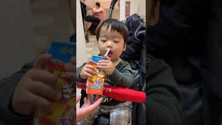 （幼児）パックのお茶をゴクゴク飲んでる（１歳児）