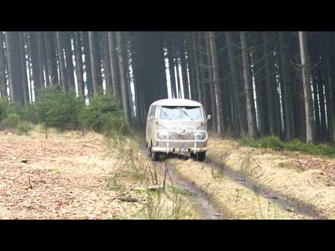 VW Splitscreen Wintertrail "The general and mike"