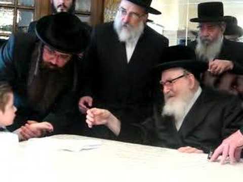 Skverer Rebbe greeting children of the YALDEI Developmental