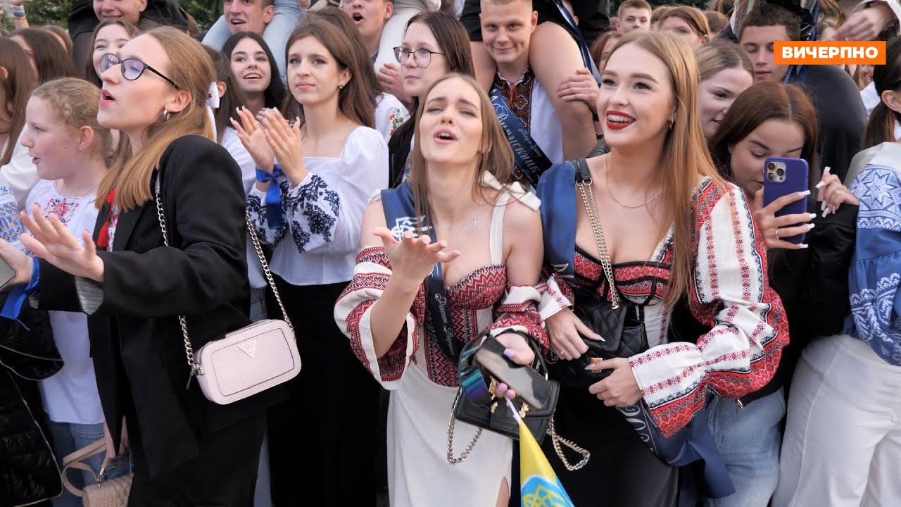 Випускники черкаських шкіл пройшли Маршем подяки