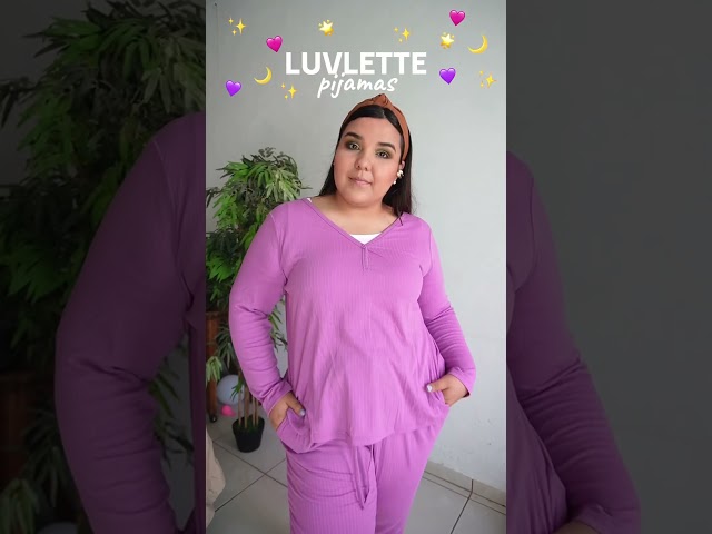 Vídeo relacionado con Pijama De Manga Larga Pantalón Largo Multilicense Hello Preppy Collection Verde