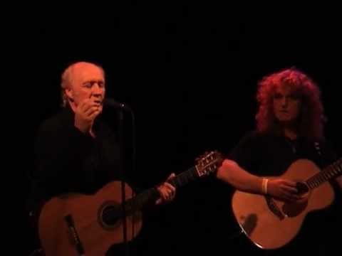 Herman van Veen zingt "onderaan de dijk"