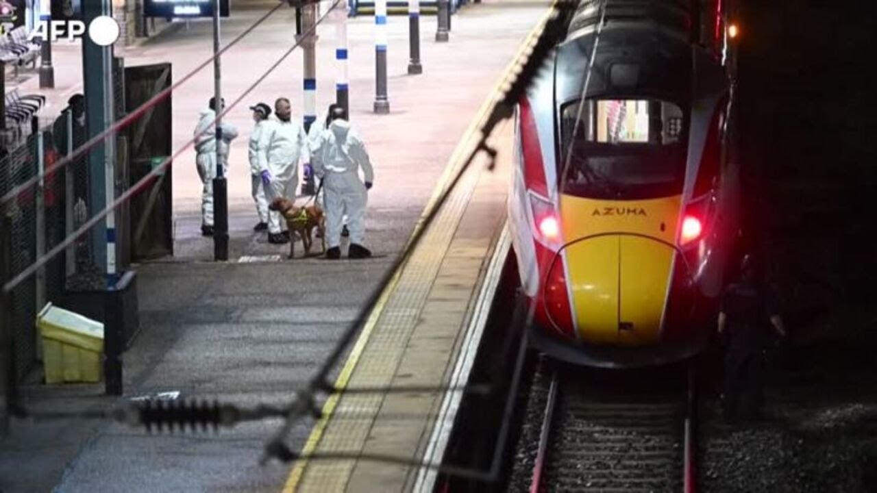 Assalto a un treno nel Regno Unito: accoltellati 10 passeggeri, 9 gravi