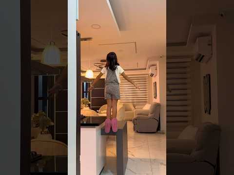 Mi hija flota sola en el aire