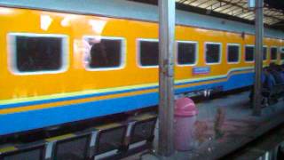 preview picture of video 'Kereta Api Pasundan Memasuki Stasiun Madiun'