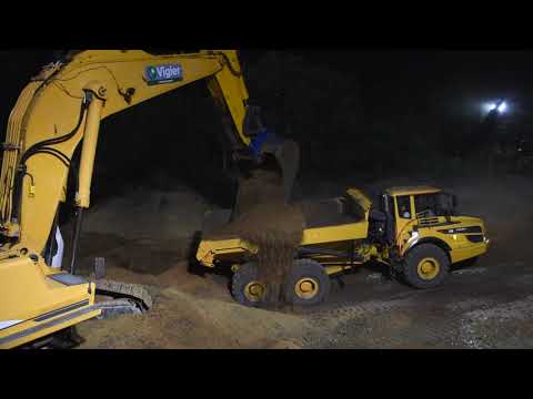 Liebherr 974B loading Volvo A30G