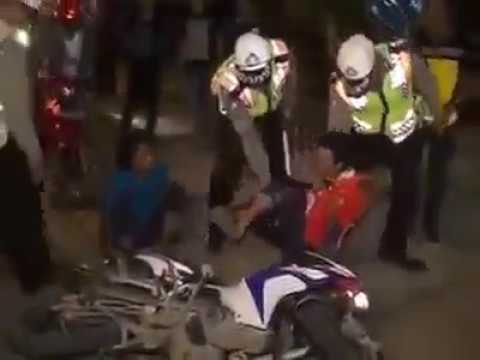 APES!! Nabrak Polisi Saat Ditilang Malah Jatoh