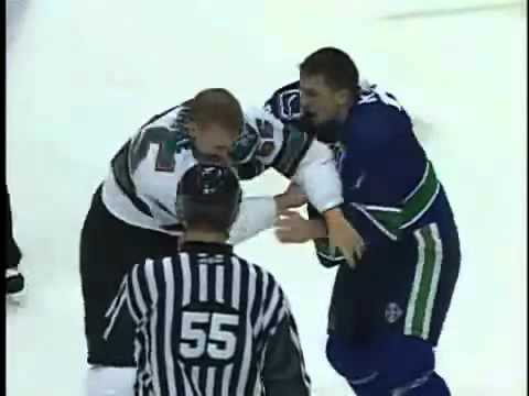 Hockeyfighters.cz  Mike Moore vs Rick Rypien.wmv