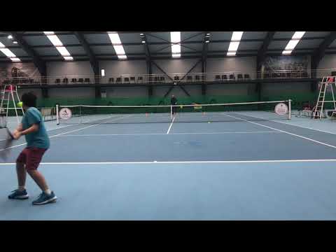 Кръстин Димитров изпълнява упражнение за вземаме правилно решение в разиграване